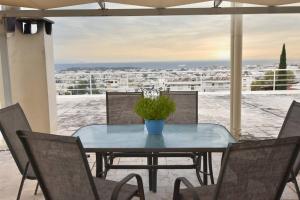 A balcony or terrace at Cozy Bright Studio Még 8 kép