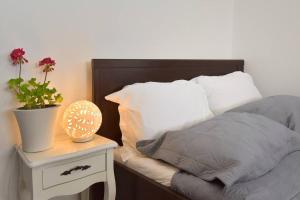 A bed or beds in a room at Cozy Bright Studio