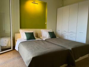 A bed or beds in a room at Athens Riviera: 2 bed / 3' walk from the beach