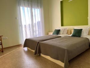 A bed or beds in a room at Athens Riviera: 2 bed / 3' walk from the beach