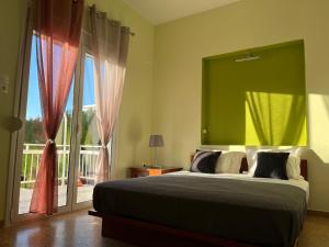 A bed or beds in a room at Athens Riviera: 2 bed / 3' walk from the beach