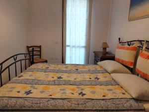 1 dormitorio con 2 camas y ventana en Casa singola ampio giardino, en Villasimius