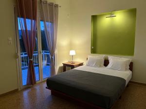 A bed or beds in a room at Athens Riviera: 2 bed / 3' walk from the beach