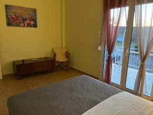 A bed or beds in a room at Athens Riviera: 2 bed / 3' walk from the beach