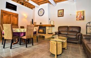 Χώρος καθιστικού στο Lovely Home In Pont-Saint-Esprit