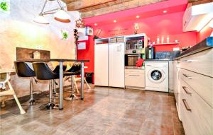 Η κουζίνα ή μικρή κουζίνα στο Lovely Home In Pont-Saint-Esprit