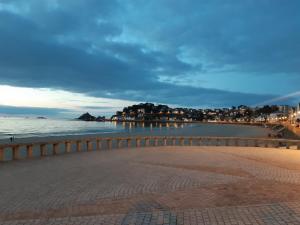 a view of a beach with the ocean and buildings at Petite maison mignonette in Pléneuf-Val-André