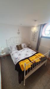 Schlafzimmer mit einem Bett und einem Kronleuchter in der Unterkunft Seaside Summer Room in Ramsgate
