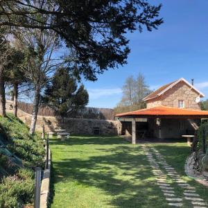 un giardino con un edificio in pietra e un prato di Quinta Lourenca - Vila do Conde a Vilar