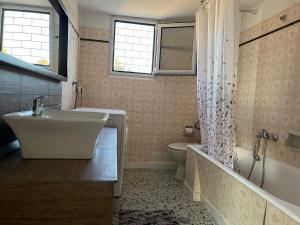 A bathroom at Athens Riviera: 2 bed / 3' walk from the beach