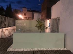 widok z balkonu domu w nocy w obiekcie La Estación w mieście Sanlúcar de Barrameda