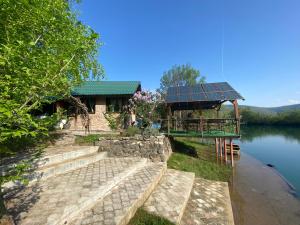 una casa con techo solar junto a un lago en Villa Enio, en Bihać