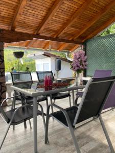 mesa de comedor y sillas en una habitación con mesa en Villa Enio, en Bihać