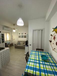 una cucina e un soggiorno con tavolo in una camera di Casetta Milu’ a Ustica