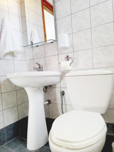 een badkamer met een wit toilet en een wastafel bij Kallithea Central Residence in Kallithea