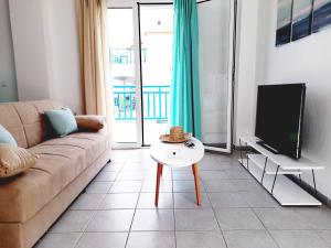 TV a/nebo společenská místnost v ubytování Kallithea Central Residence