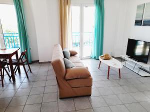 Televízia a/alebo spoločenská miestnosť v ubytovaní Kallithea Central Residence