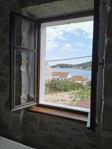 Okno w pokoju z widokiem na ocean w obiekcie Apartman Blaslov Kali w mieście Kali