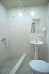uma casa de banho branca com um WC e um lavatório em Comfy corner em Telavi