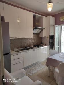 A kitchen or kitchenette at Casa Savoia