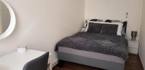 ein Schlafzimmer mit einem Bett und einer weißen Wand in der Unterkunft Apartament Vivienda in Ustka
