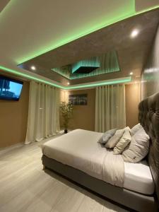 1 dormitorio con 1 cama grande y TV en RoyalSpa appartement d'amour avec jacuzzi privatif, en Estrasburgo