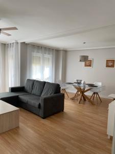 sala de estar con sofá y mesa en Apartamento Cuatro Estaciones, en Calahorra