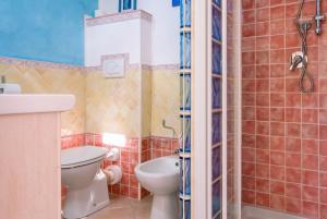 A bathroom at AFFITTACAMERE L'ARCOBALENO