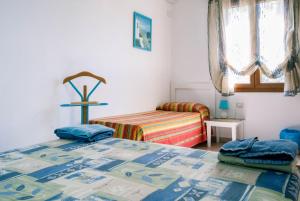 A bed or beds in a room at AFFITTACAMERE L'ARCOBALENO