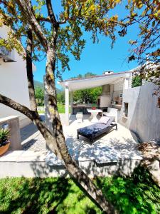 vistas al patio trasero de una casa en Malo more Holiday home, en Mali Ston