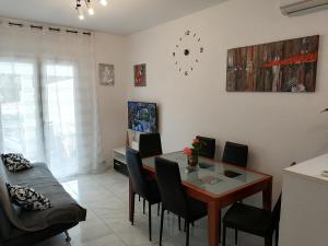 - un salon avec une table à manger et des chaises dans l'établissement Apartment Lavanda Nova, à Ražanj