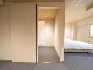 Letto o letti in una camera di Shinsaibashi ARTY Inn