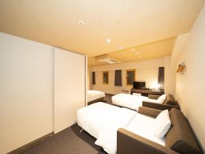 Letto o letti in una camera di Shinsaibashi ARTY Inn