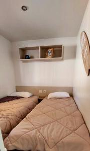 Ένα ή περισσότερα κρεβάτια σε δωμάτιο στο Mobil Home Camping Les VIVIERS, Claouey