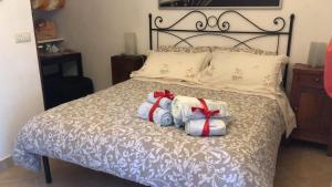 - une chambre avec un lit et 2 serviettes dans l'établissement Locazione Turistica sita in via Ponte di Ferro 2 a Gualdo Cattaneo, à Gualdo Cattaneo