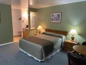 Säng eller sängar i ett rum på Murphey's Motel LLC