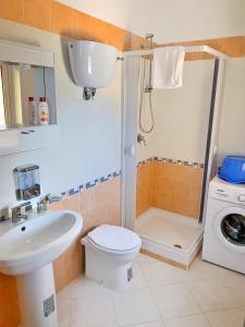 ein Badezimmer mit Dusche, Toilette und Waschbecken in der Unterkunft Anna's HOUSE Solarium Terrace in Pizzo