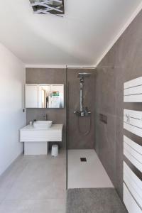 ein Bad mit einer Dusche, einem Waschbecken und einem Waschbecken in der Unterkunft Maison Réglisse du MAS LOU CAPY in Salon-de-Provence