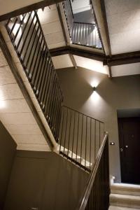una escalera en un edificio con barandilla metálica en Casa Romano Suites en Trieste