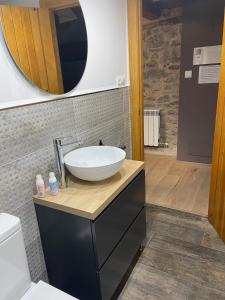 La salle de bains est pourvue d'un lavabo blanc sur un comptoir. dans l'établissement Loft Casa Bergua, à Arguis