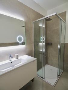 een badkamer met een wastafel en een douche bij Apartment La Mer with Pool in Lido di Jesolo