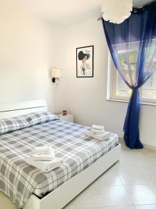 ein Schlafzimmer mit einem Bett mit einem blauen Vorhang in der Unterkunft Anna's HOUSE Solarium Terrace in Pizzo