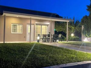 Vonkajšia záhrada v ubytovaní M & F HOUSE (παραλία Μαρκοπούλου Ωρωπού)