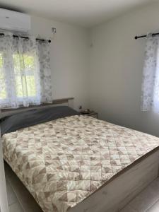 Posteľ alebo postele v izbe v ubytovaní M & F HOUSE (παραλία Μαρκοπούλου Ωρωπού)