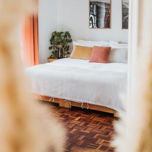 Foto dalla galleria di Kodu Lodge - spacious 2 storey coastal home with balcony, sea view, garden & BBQ a Santo Isidoro