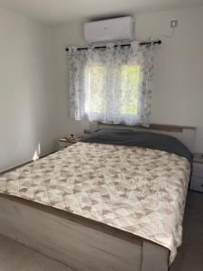 Posteľ alebo postele v izbe v ubytovaní M & F HOUSE (παραλία Μαρκοπούλου Ωρωπού)