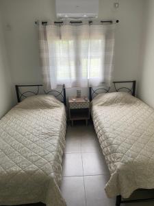 Posteľ alebo postele v izbe v ubytovaní M & F HOUSE (παραλία Μαρκοπούλου Ωρωπού)