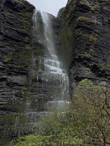 une cascade sur le côté d'un mur en pierre dans l'établissement Lilac Manor, à Sligo