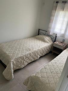 Posteľ alebo postele v izbe v ubytovaní M & F HOUSE (παραλία Μαρκοπούλου Ωρωπού)