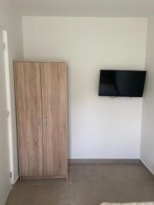 Televízia a/alebo spoločenská miestnosť v ubytovaní M & F HOUSE (παραλία Μαρκοπούλου Ωρωπού)